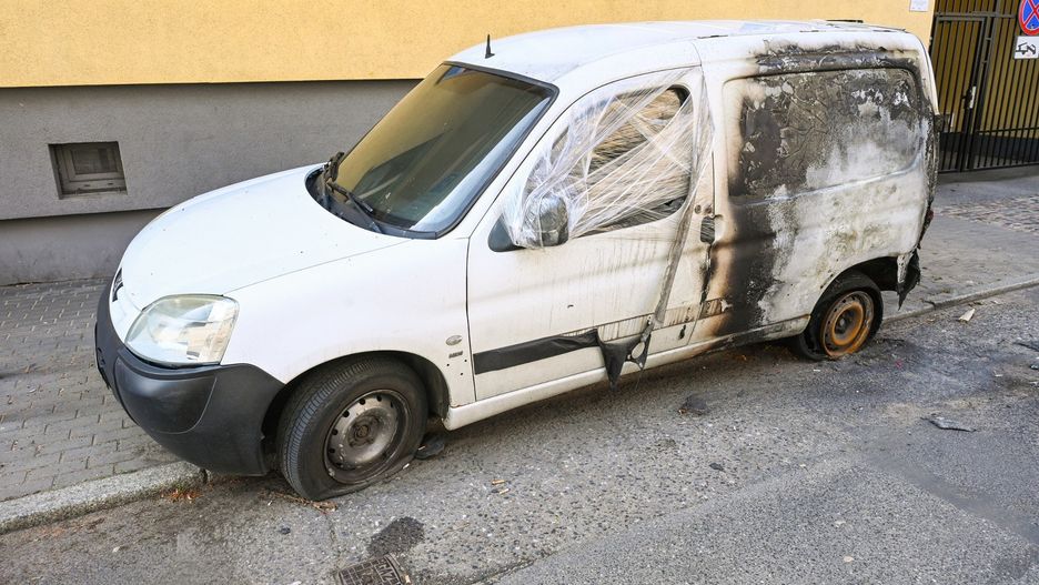 Na ulicy Jasnej w Bydgoszczy od kilku tygodni stoi częściowo spalony samochód. 