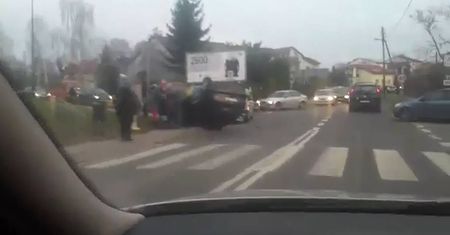 Wypadek na ul. Wyzwolenia. Samochód dachował