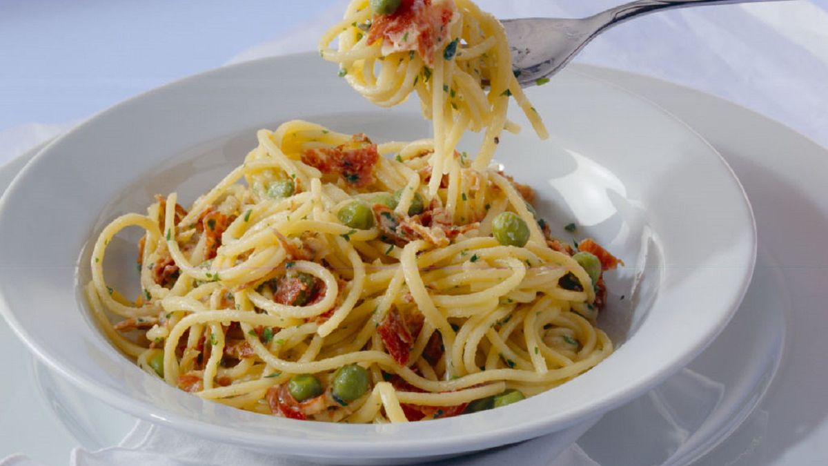 Spaghetti z boczkiem i groszkiem to danie, które jest bardzo proste w wykonaniu. 