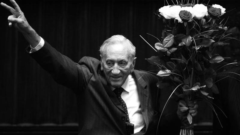 Warszawa. Tadeusz Mazowiecki jest patronem nagrody przyznawanej przez prezydenta stolicy młodym warszawiakom, włączającym się w działania na rzecz rozwoju społeczności lokalnej. W dniu wręczenia nagrody zobaczyć będzie można film "Rewolucje przeprowadza się przez telefon" (Sejm.gov)