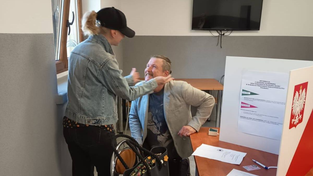 Oświadczyny w lokalu wyborczym.