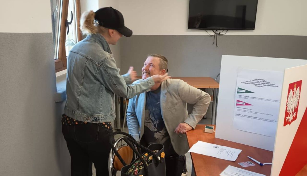 Piękne sceny w lokalu wyborczym. Zdjęcia obiegają Polskę