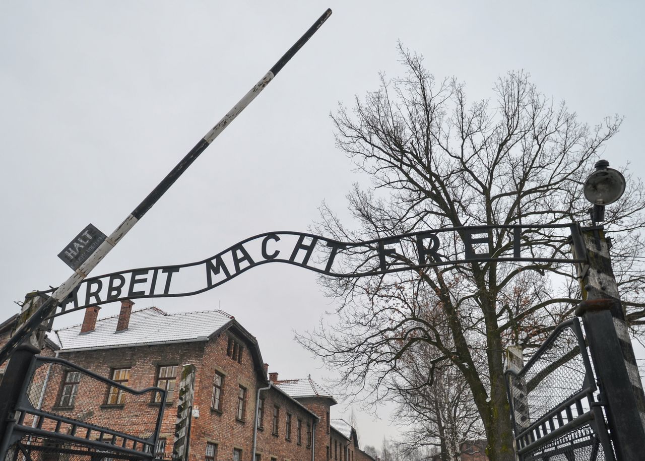 Antysemickie wpisy o Auschwitz w Google Maps. Gigant bije się w pierś