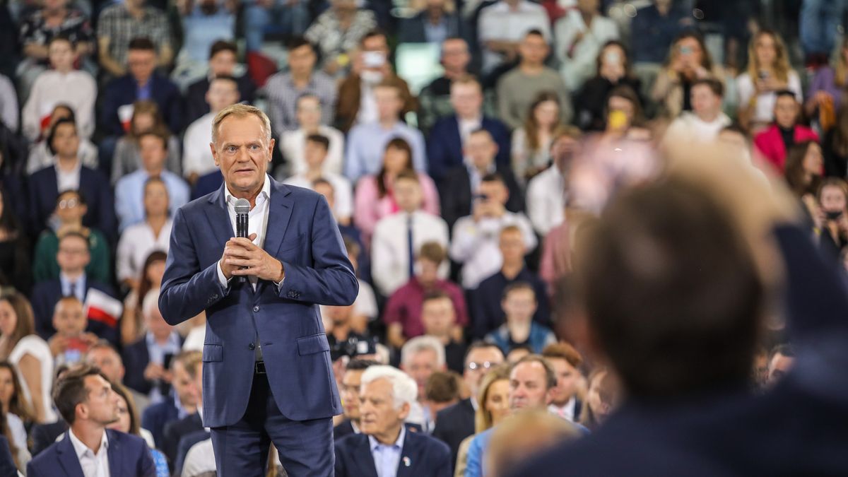 Radom, 02.07.2022. Przewodniczący Platformy Obywatelskiej Donald Tusk podczas "Konwencji Przyszłości" Platformy Obywatelskiej w hali widowiskowo-sportowej Radomskiego Centrum Sportu w Radomiu, 2 bm. To największa konwencja partii od 2011 r. (sko) PAP/Adam Kumorowicz