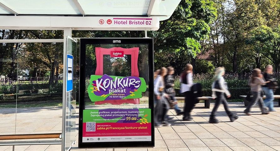 Żabka z niestandardową kampanią OOH. Puste ramy pojawiły się na przystankach