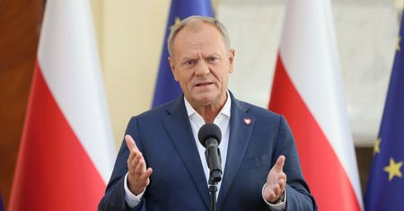 Donald Tusk kasuje instytut Kaczyńskiego i Orbana