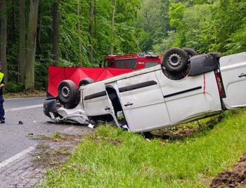 Zachodniopomorskie: auto dostawcze dachowało. Kierowca zginął