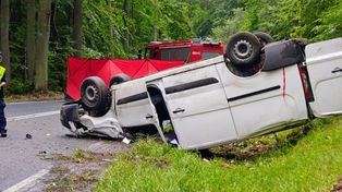 Zachodniopomorskie: auto dostawcze dachowało. Kierowca zginął