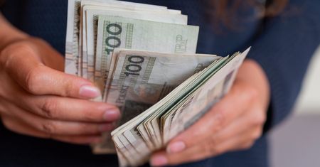 Kobieta straciła 700 tys. złotych. Chciała pomóc policji