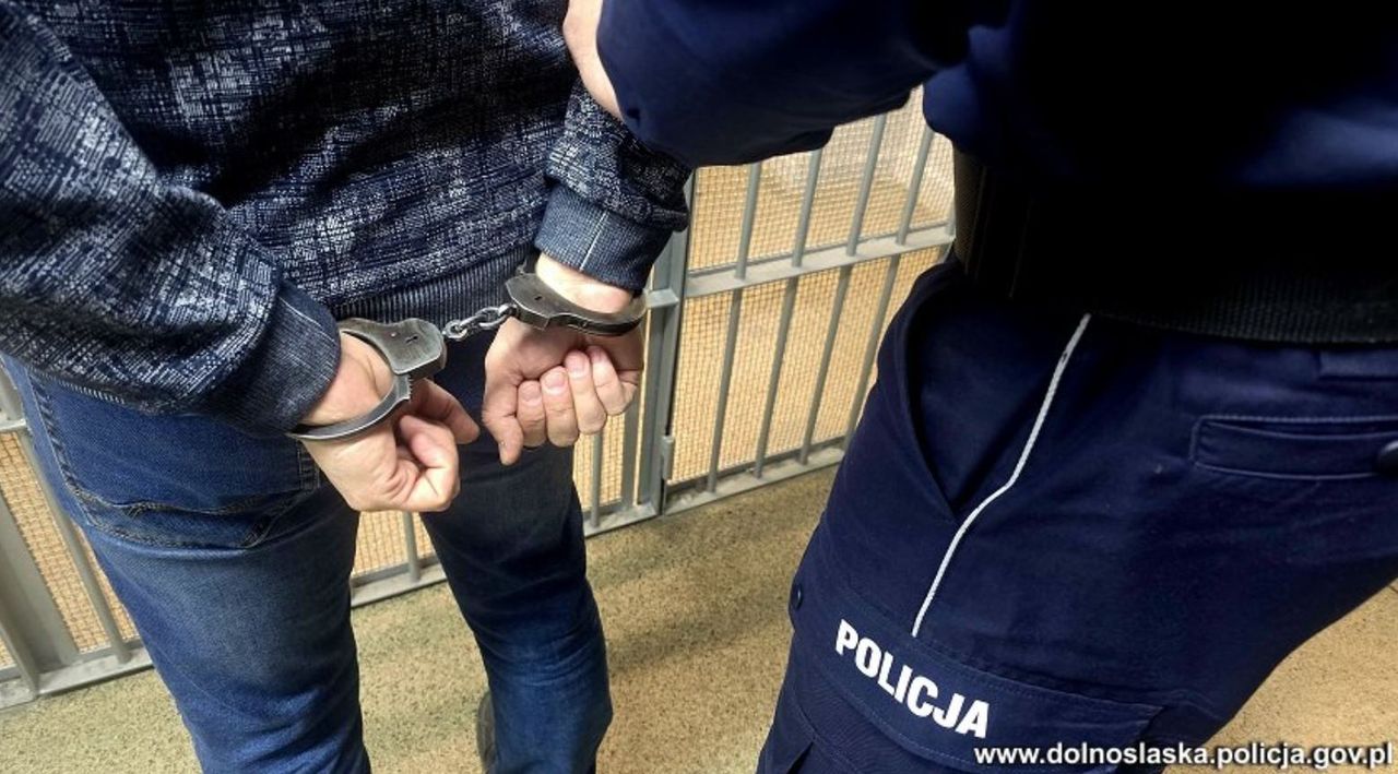 Paszowice: Uderzył motorowerem w radiowóz i próbował uciekać pieszo