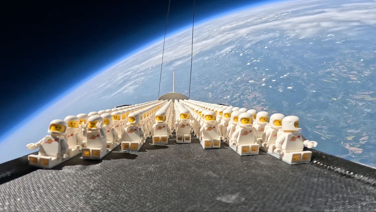 Wysłali 1000 Legonautów w kierunku kosmosu i wszystko nagrali. W tle widać kulę Ziemską