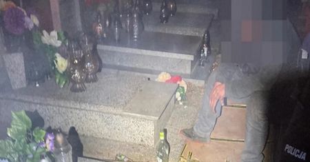 Między grobami urządził imprezę i piekł kiełbaski. Teraz za to odpowie