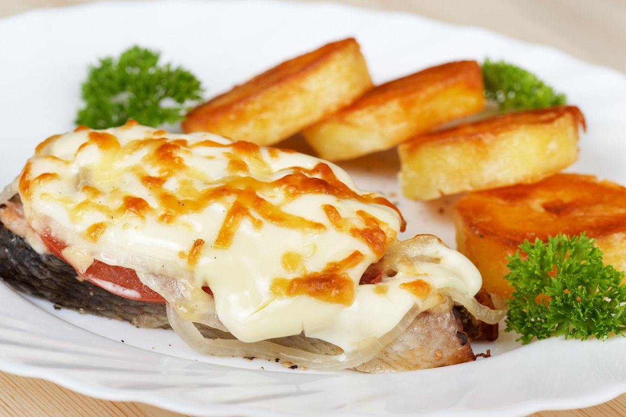 Pieczony łosoś pod pierzynką