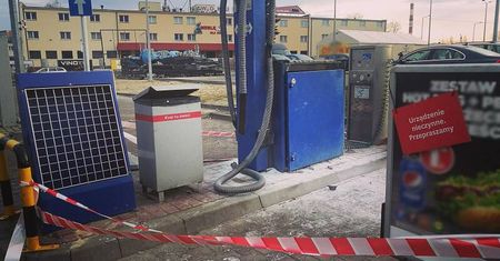 Odkurzaczem wypompował paliwo z auta. Doszło do wybuchu (zdjęcia)