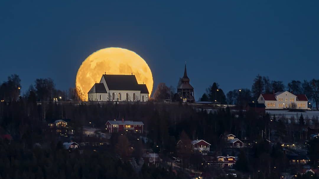 800-letni kościół na tle wschodzącego Księżyca wygląda bajecznie 1