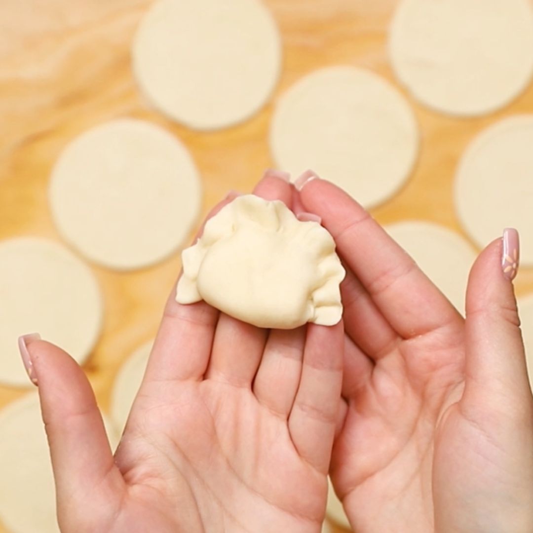 Po zlepieniu pierogi zyskają piękną falbankę