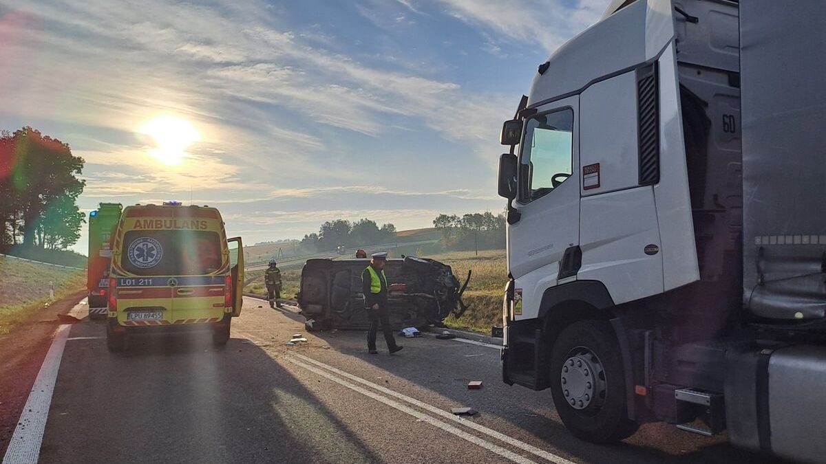 Zderzenie ciężarówki z volkswagenem na obwodnicy Nałęczowa