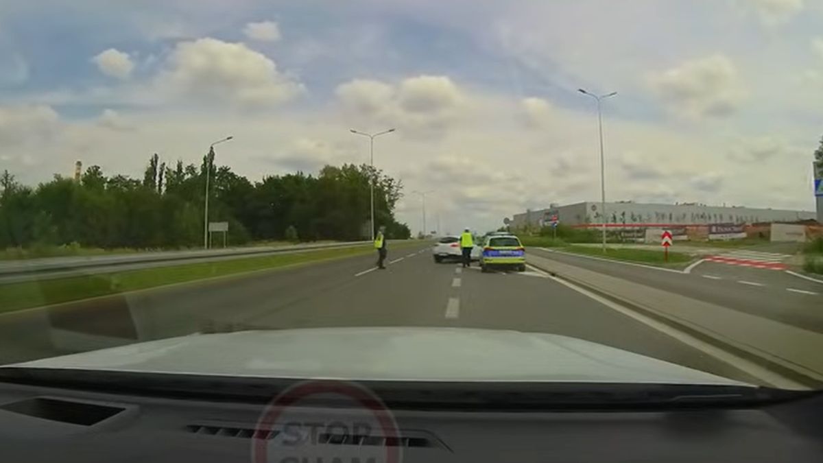 Policja łapała kierowców stojąc na pasie rozbiegowym 