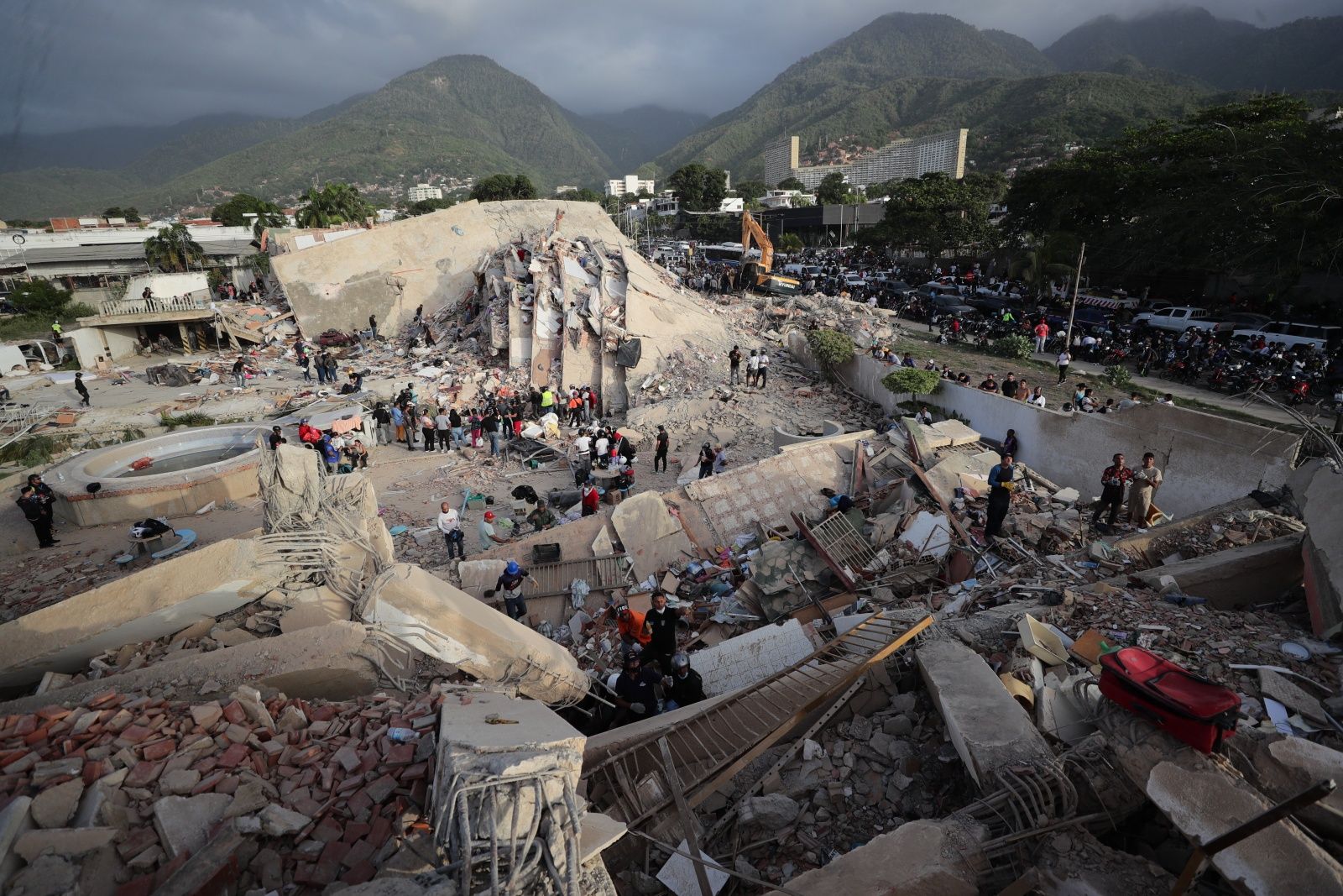 Venezuela earthquake death toll tops 900, including 44 foreigners