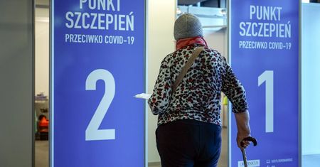 Nie przychodzą po drugą dawkę. Zaskakujący problem podczas szczepień COVID-19