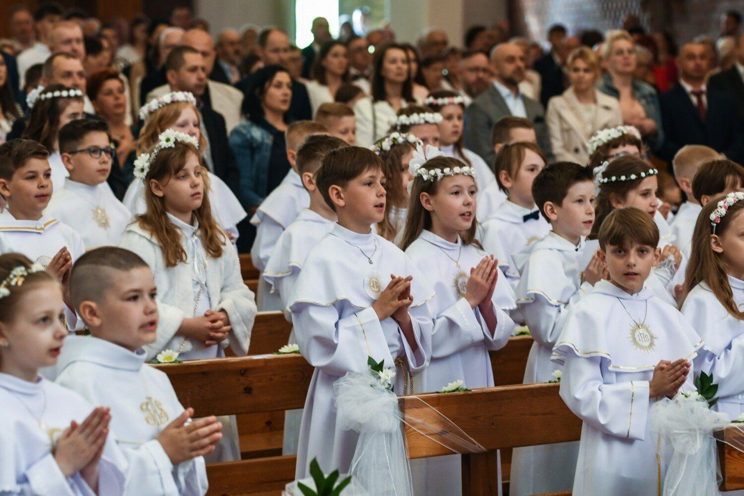 Dziadkowie również dają komunijnym wnuczkom wysokie kwoty, jednak również zależy od osobistych sytuacji w rodzinie. Zwyczajowo dziadkowie dają od około 300 do 800 złotych.