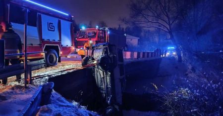 Wypadek w lubelskiem. Auto przebiło bariery mostu i zatrzymało się pionowo tuż przed rzeką
