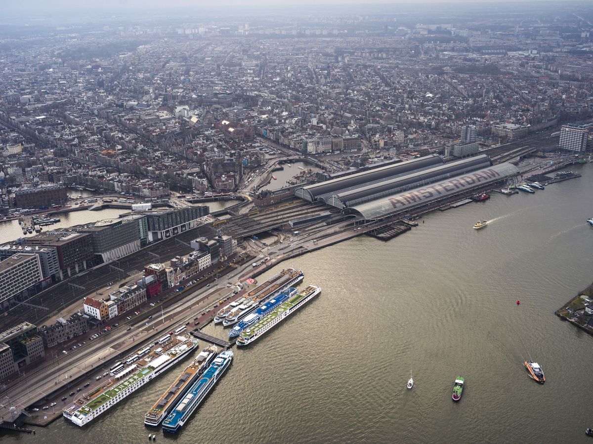 Amsterdam zakazuje cumowania statków wycieczkowych 