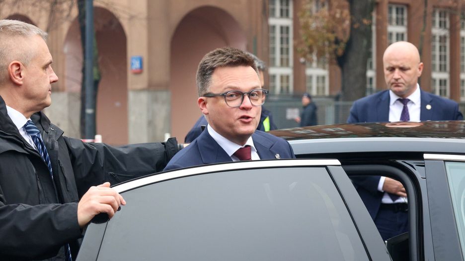 Hołownia wsiadł do auta. Jego kierowca popełnił duży błąd 