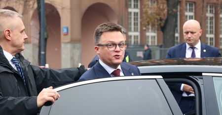Przyłapali kierowcę Hołowni. "Marszałek Sejmu nie przejął się"