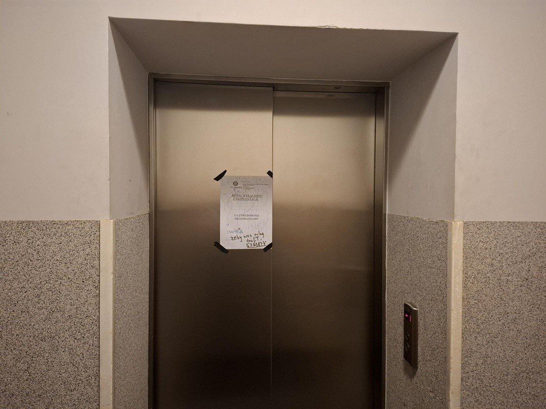 11-piętrowiec bez sprawnej windy