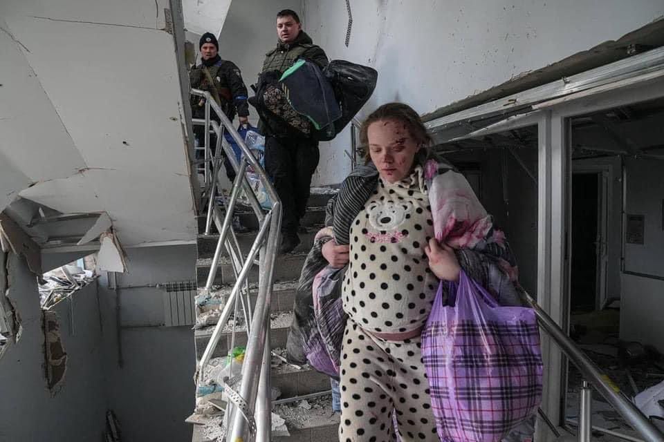Kilka dni temu świat obiegło zdjęcie ciężarnej pacjentki uciekającej z ostrzelanego przez rosyjskie wojska szpitala położniczego w Mariupolu na wschodzie Ukrainy. Dziś wiadomo, że kobieta ma na imię Marianna oraz, że urodziła zdrową dziewczynkę. 
Fot: Twitter /@olgatokariuk
