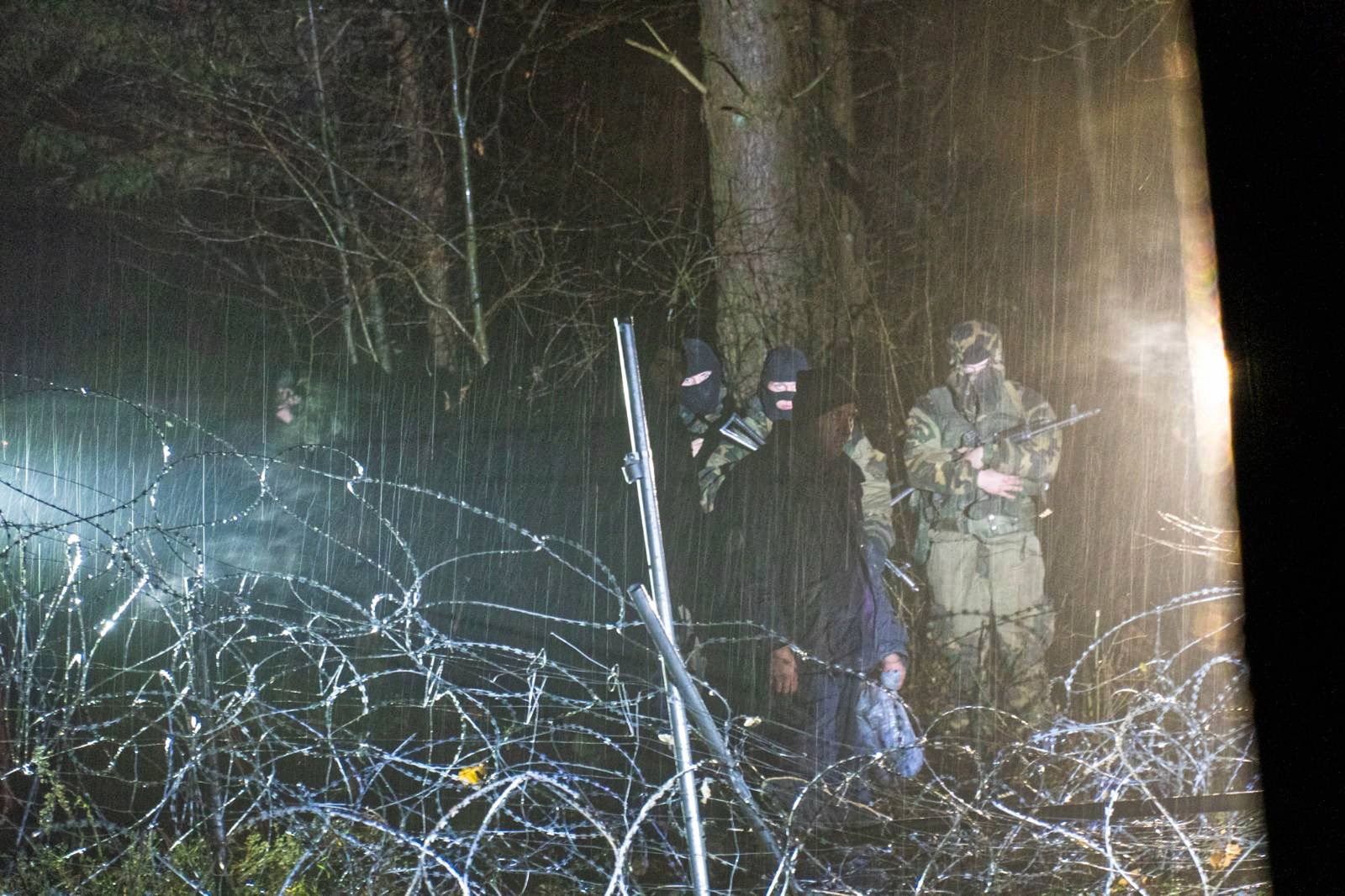 Dubicze Cerkiewne, 22.11.2021. Na zdjęciu z 21 bm. żołnierze białoruscy na polsko-białoruskiej granicy w Dubiczach Cerkiewnych. 150 agresywnych cudzoziemców próbowało wedrzeć się na terytorium Polski. Atak był nadzorowany przez Białorusinów. Białoruskie służby m.in. oślepiały polskich żołnierzy i funkcjonariuszy laserami. (sko) PAP/MON HANDOUT EDITORIAL USE ONLY NO SALES