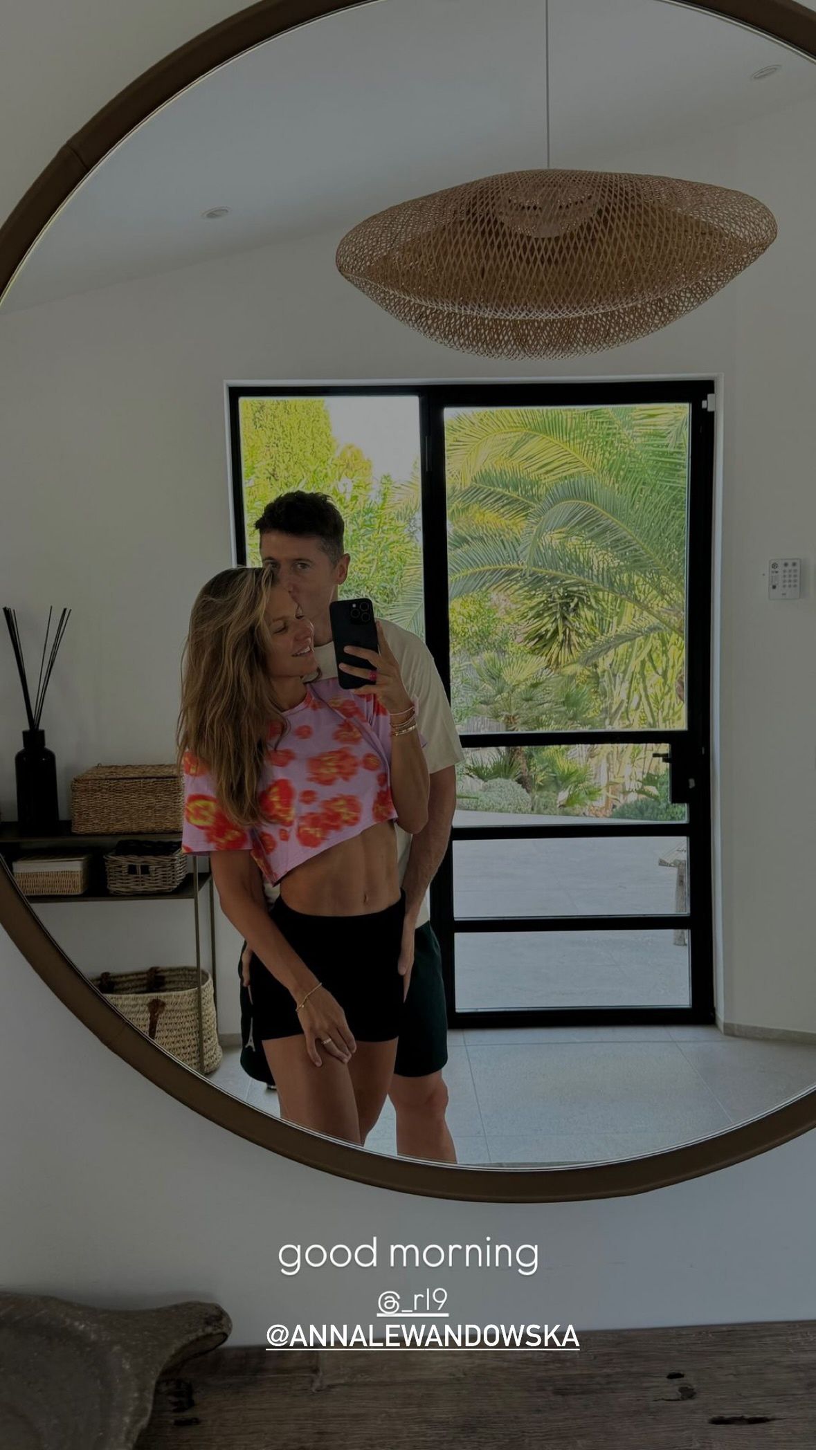 Robert i Anna Lewandowscy zapozowali w lustrze. 