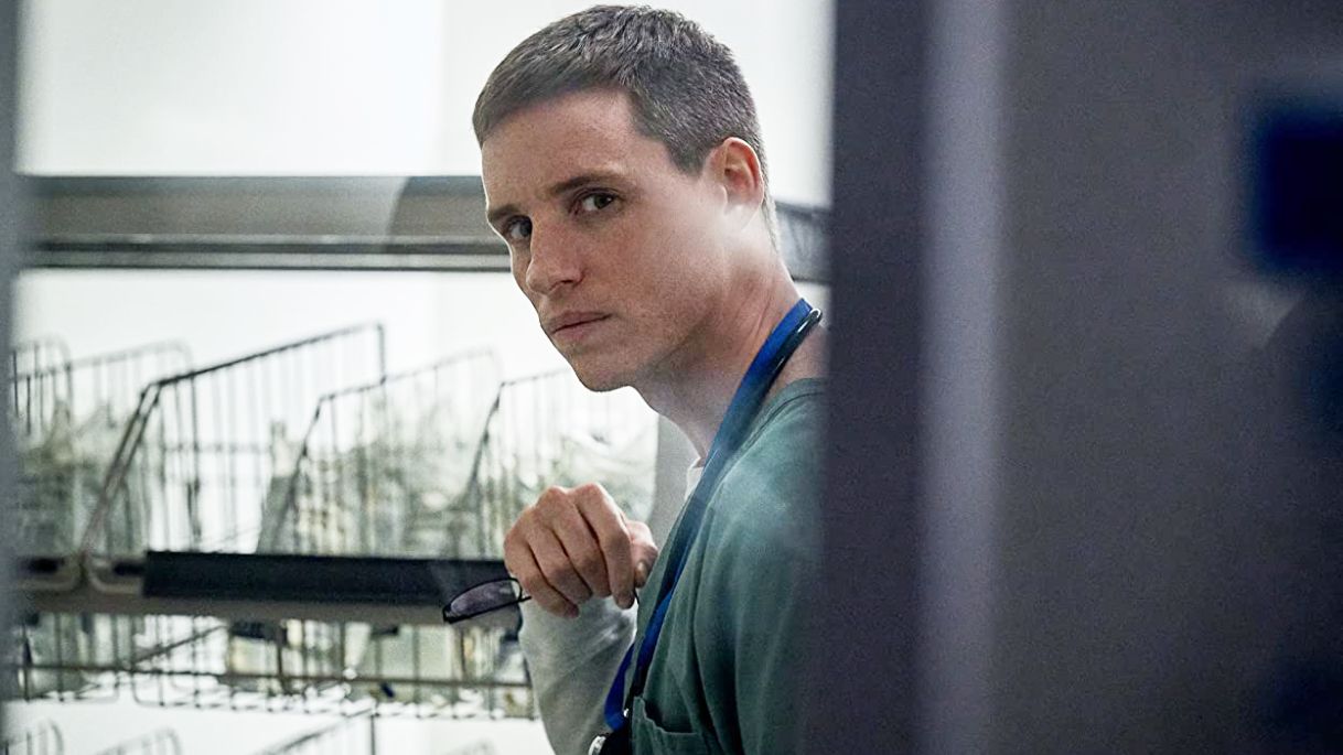 Eddie Redmayne wcielił się w "Dobrym opiekuna" w seryjnego mordercę Charlesa Cullena