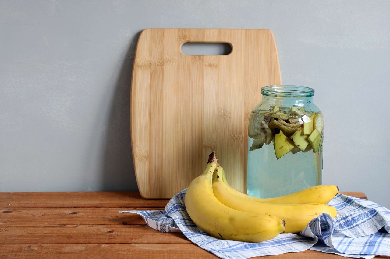 Nie wyrzucaj skórek z bananów. Rośliny ci podziękują