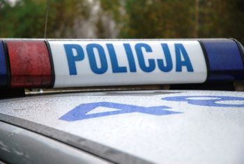 Napad na posesję w Koninie. Właściciel raniony nożem, policja szuka sprawców
