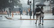 Będzie chłodniej i z szansą na deszcz. Z nieba może spaść coś jeszcze