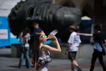 Parasole, picie dużej ilości wody, korzystanie ze zraszaczy. Zobaczcie, jak mieszkańcy Krakowa radzą sobie z rekordowymi upałami