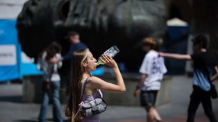 Parasole, picie dużej ilości wody, korzystanie ze zraszaczy. Zobaczcie, jak mieszkańcy Krakowa radzą sobie z rekordowymi upałami