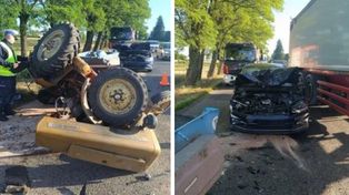 Golf zmiótł ciągnik z drogi. Maszyna przewrócona, rolnik w szpitalu