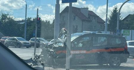 Kia zderzyła się z ambulansem do przewozu krwi. Duże utrudnienia po wypadku na al. Kraśnickiej. Objazdy komunikacji miejskiej