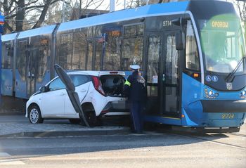 Wrocław: Tramwaj zderzył się z samochodem osobowym na Alei Wielkiej Wyspy. Jedna osoba poszkodowana. Na miejscu pracują wszystkie służby