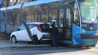 Wrocław: Tramwaj zderzył się z samochodem osobowym na Alei Wielkiej Wyspy. Jedna osoba poszkodowana. Na miejscu pracują wszystkie służby