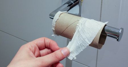 Kobieta wyszła po papier toaletowy. Teraz policja ma jej zapłacić 2 tys. zł