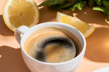 Wrzuć plasterek do kawy i pij codziennie rano. Zmniejsza ryzyko zawału, pomaga pozbyć się oponki