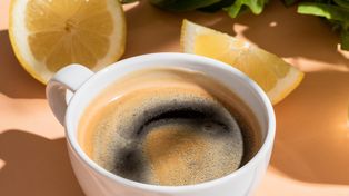 Wrzuć plasterek do kawy i pij codziennie rano. Zmniejsza ryzyko zawału, pomaga pozbyć się oponki