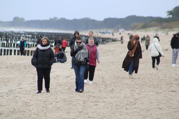 Mielno: Niedzielny spacer po plaży. Sporo spacerowiczów