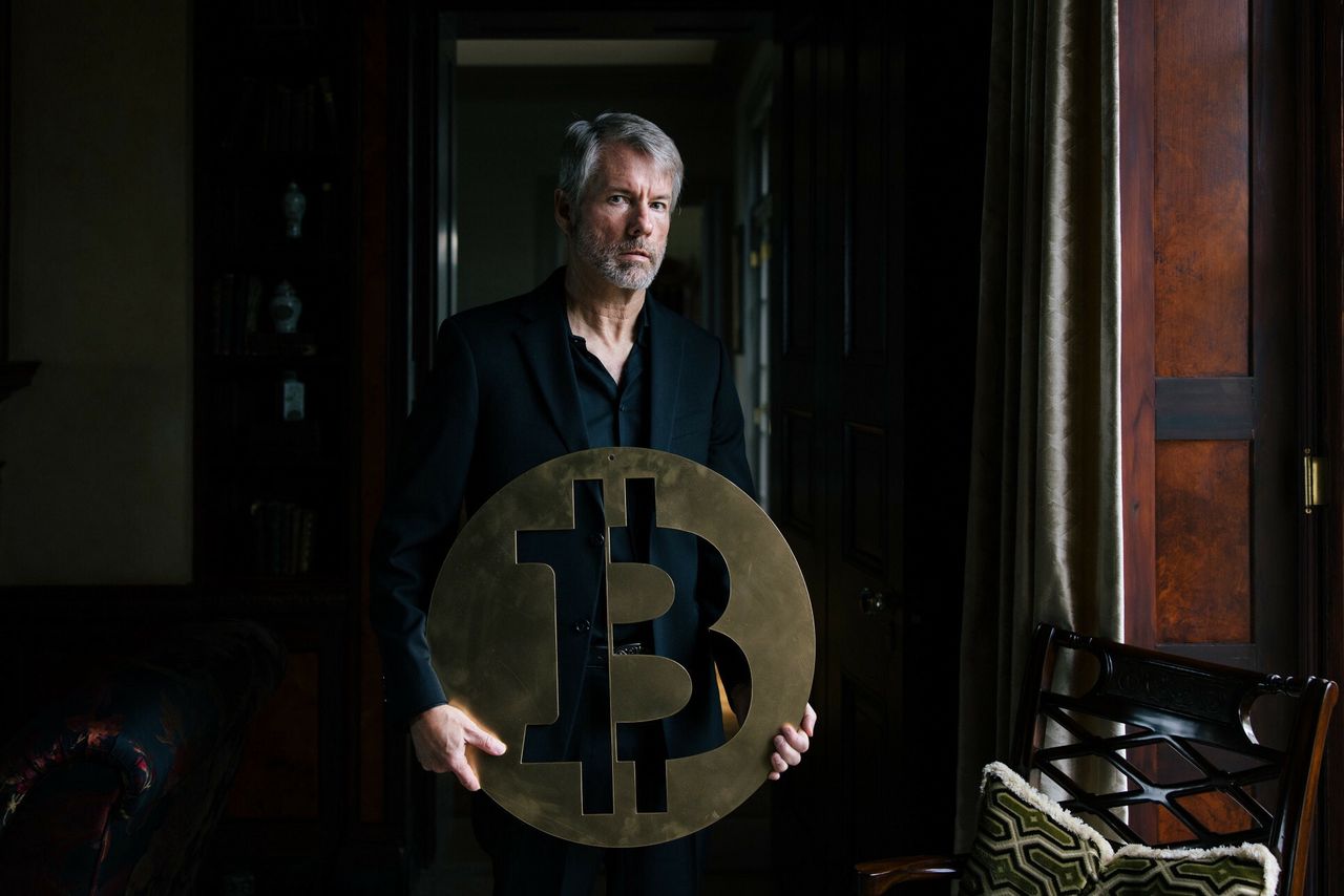 Bitcoin leci w dół, ale miliarder wciąż kupuje. Jego "inwestycja życia" wykazuje już... 1,3 miliarda dolarów straty