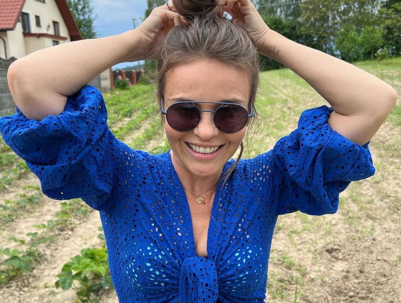 Edyta Herbuś pozuje na wsi