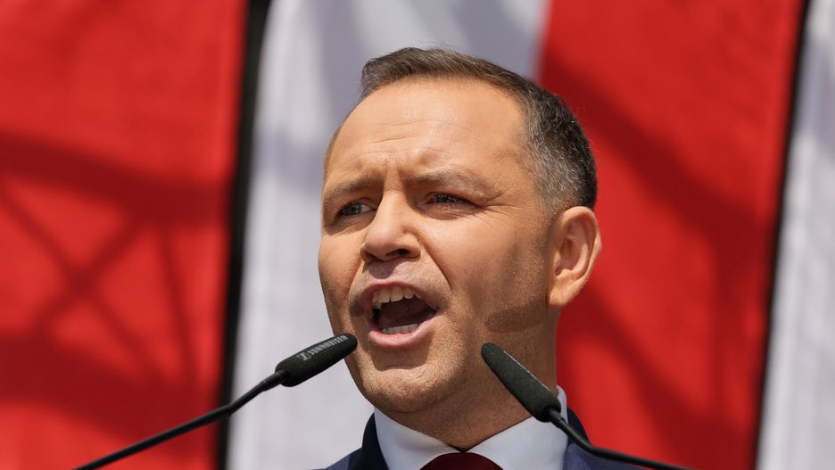 Warszawa, 25.05.2025. Wybory prezydenta RP - kampania przed II turą. "Wielki Marsz za Polską", 25 bm. zwolenników kandydata Komitetu Obywatelskiego w wyborach prezydenckich, popieranego przez PiS prezesa IPN Karola Nawrockiego w II turze wyborów na fotel prezydenta RP. Jego trasa wiedzie z ronda gen. de Gaulla na plac Zamkowy. Uczestniczy Karol Nawrocki. (amb) PAP/Paweł Supernak